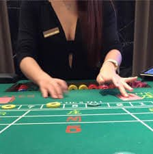 Tampilan bet olahraga dan slot online di aplikasi naga9, mudah diakses via ponsel